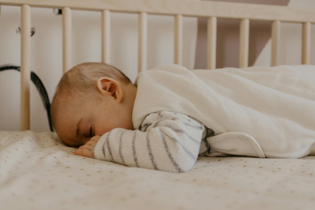 Baby schläft im Babybett