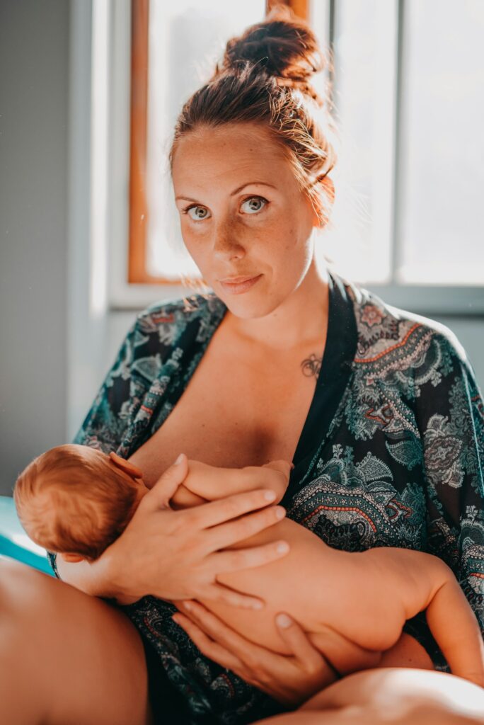 Stillende Mutter mit Baby