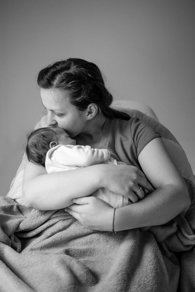 Babyphone kaufen: Mutter trägt ihr Baby nah am Körper