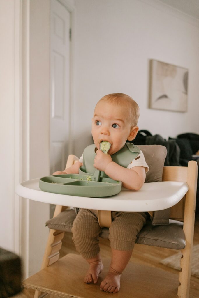 Beikostplan umsetzen: Baby isst seinen Brei aus der Schüssel