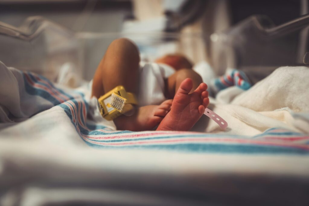 Wachfenster Baby vorbei: müdes Baby liegt ruhig und braucht Schlaf